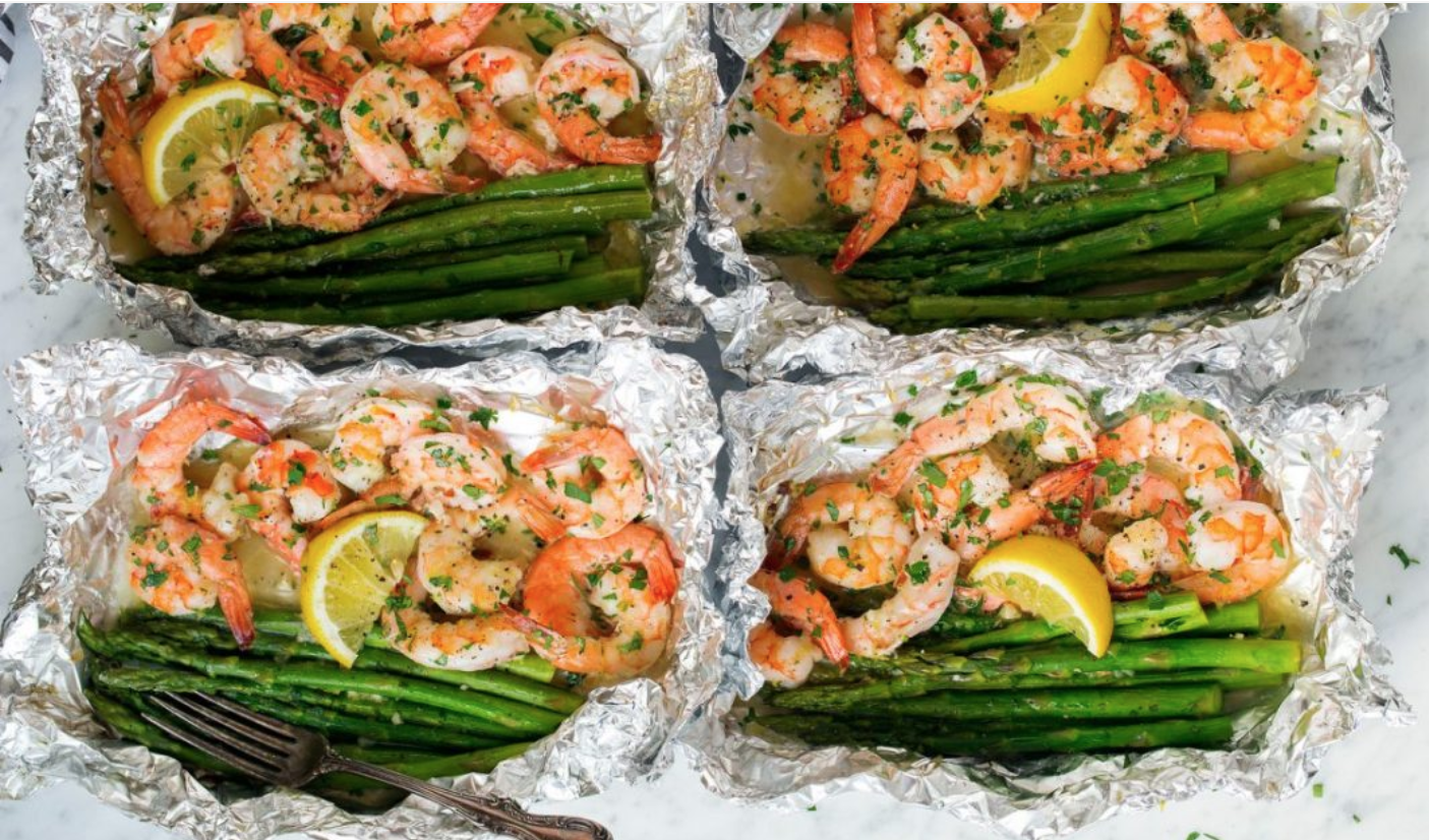 papillote de camarones y espárragos con limón y ajo mas verduras con arroz